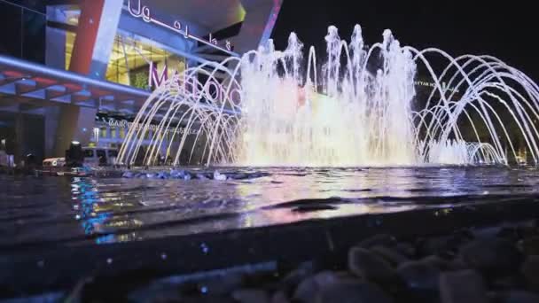 Shopping Qatar Doha Qatar Noite Ampliando Tiro Exterior Mostrando Fonte — Vídeo de Stock