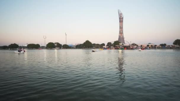 Aspire Park Doha Qatar Dagsljus Zooma Skott Visar Människor Paddla — Stockvideo