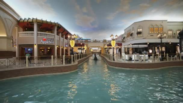 Villaggio Mall Doha Qatar Interiör Skott Visar Gondolen Konstgjord Venetiansk — Stockvideo