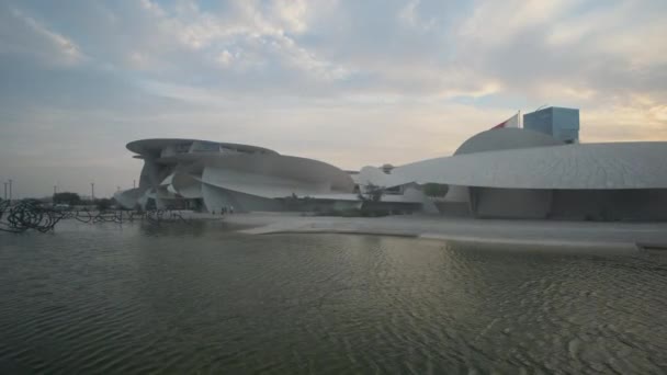 Museum Nasional Qatar Doha Qatar Eksterior Zoom Shot Sunset Showing — Stok Video