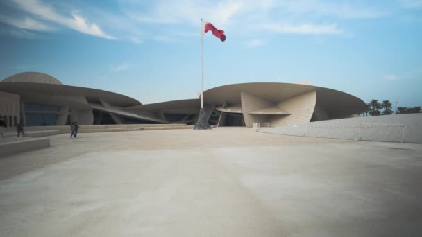 位于卡塔尔多哈的卡塔尔国家博物馆下午的内部缩影 展示了该博物馆独特的建筑 卡塔尔国旗和游客步行 — 图库视频影像