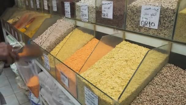 Große Vielfalt Typischen Indischen Und Arabischen Hülsenfrüchten Ausgestellt Einem Straßenmarktstand — Stockvideo