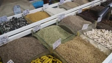 Katar 'ın Souk Waqif Doha kentindeki bir sokak pazarında sergilenen çeşitli tipik Hint ve Arap baharatları. Yaklaştır ve döndür.