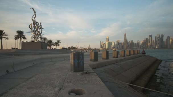 Doha Qatar Skyline Zonsondergang Zoomen Shot Toont Corniche Promenade Met — Stockvideo