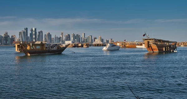 Doha Skyline Van Corniche Promenade Namiddag Schot Toont Dhows Met — Stockfoto