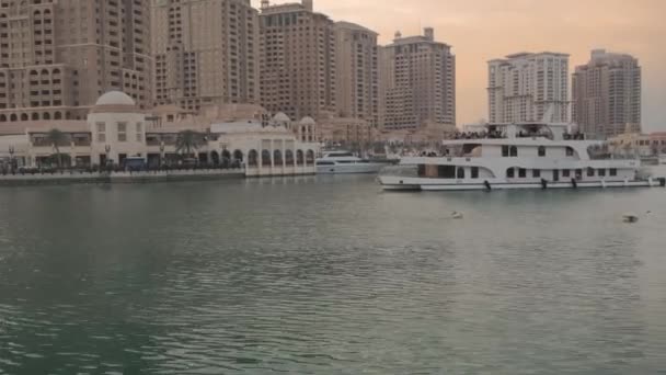 Porto Arabia Perla Doha Qatar Por Tarde Acercamiento Tiro Panorámico — Vídeos de Stock