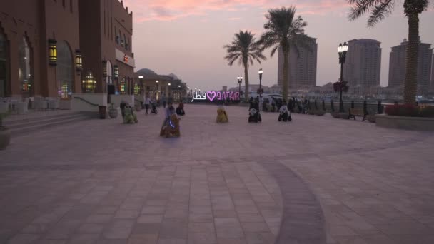 Porto Arabia Pearl Doha Qatar Sunset Зимовий Постріл Показує Людей — стокове відео