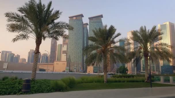 Wolkenkratzer Der Westbucht Doha Katar Nachmittag Zoombild Aus Dem Sheraton — Stockvideo