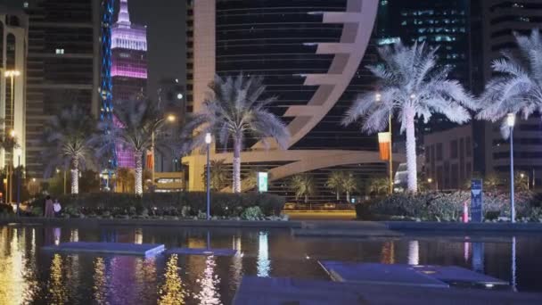 West Bay Arranha Céus Doha Qatar Zoom Panning Noite Tiro — Vídeo de Stock