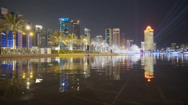 Rascacielos Bahía Oeste Doha Qatar Acercándose Panoramizando Toma Nocturna Desde — Vídeos de Stock