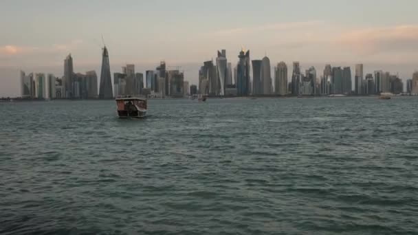 Doha Skyline Från Corniche Promenaden Solnedgång Zooma Skott Visar Dhow — Stockvideo