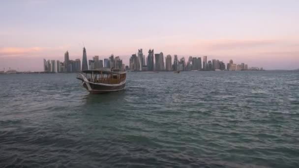 Doha Skyline Von Der Corniche Promenade Sonnenuntergang Zoombild Mit Dhow — Stockvideo