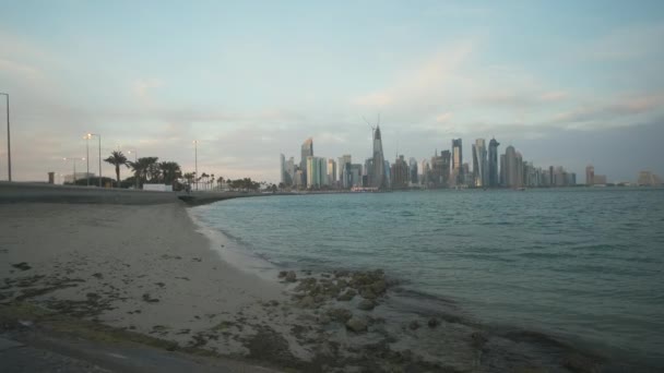 Doha Skyline Van Corniche Promenade Middag Inzoomen Schot Tonen Dhow — Stockvideo