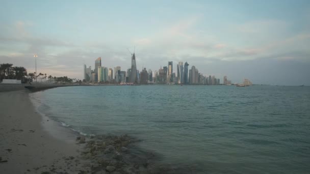 Doha Skyline Från Corniche Promenaden Eftermiddag Zooma Skott Visar Dhow — Stockvideo