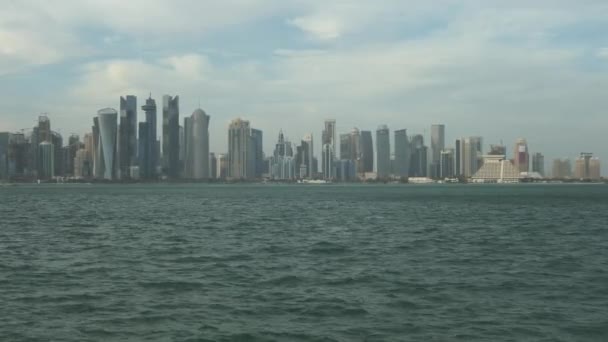 Промежин Доха Звисає Після Полудня Показує Арабська Затока Передньому Плані — стокове відео