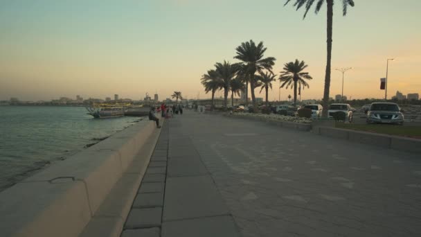 Doha Corniche Naplemente Közeledik Panning Lövés Mutatja Emberek Sétálnak Sétányon — Stock videók