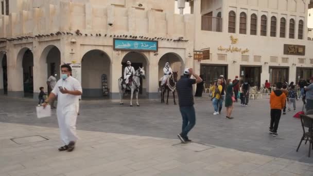 多哈的Souq Waqif是卡塔尔主要街道的缩影 日落时拍摄的全景照片显示了老警察局 传统警察骑着马 当地人和游客正在步行 — 图库视频影像
