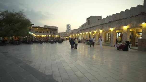 Souq Waqif Doha Qatar Calle Principal Acercándose Panorámica Tiro Atardecer — Vídeo de stock