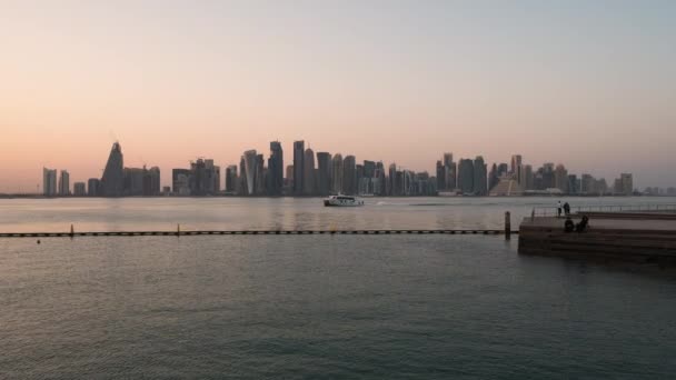 Doha Skyline Von Der Corniche Promenade Nachmittag Beim Heranzoomen Und — Stockvideo