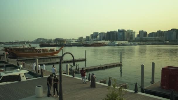 Doha Skyline Van Box Park Middag Inzoomen Panning Schot Tonen — Stockvideo