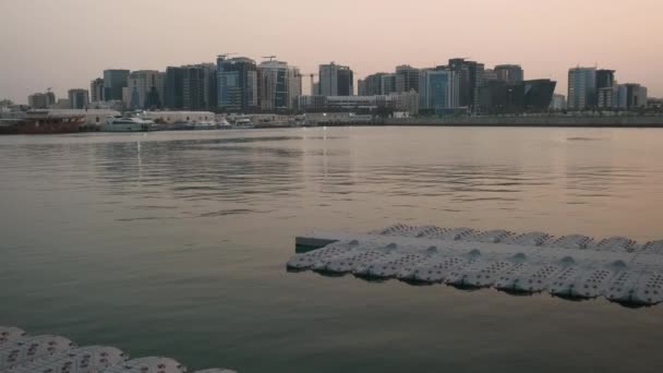 Doha Skyline Vom Box Park Nachmittag Beim Zoomen Und Schwenken — Stockvideo