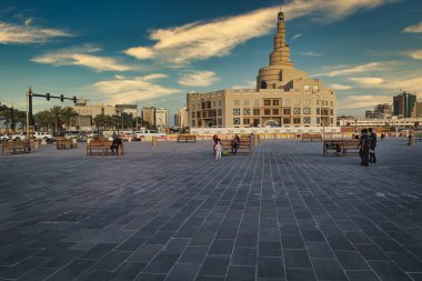 Doha Katar 'daki el Fanar İslami Kültür Merkezi Souk Waqif' in dış görünüşü ve arka planında bulutlar