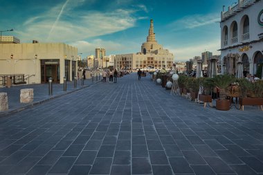 Doha Katar 'daki el Fanar İslami Kültür Merkezi Souk Waqif' in dış görünüşü ve arka planında bulutlar