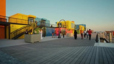 Doha Katar 'daki kutu parkında öğleden sonra yakınlaşıp çekim yaparken yerli halk ve sakinlerin Arap körfezinde dhows ile parkın tadını çıkardıklarını gösteriyor.