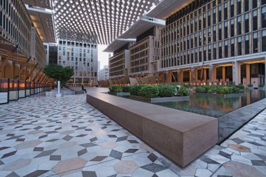 Msheireb Downtown Doha Gün Işığı manzarası binaların benzersiz mimarisini gösteriyor.