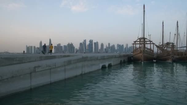 Doha Skyline Von Der Corniche Promenade Sonnenuntergang Zoombild Mit Dhow — Stockvideo
