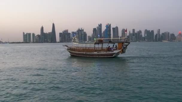 Doha Skyline Från Corniche Promenaden Solnedgång Zooma Skott Visar Dhow — Stockvideo
