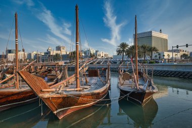 Doha ufuk çizgisi, Corniche gezinti alanından öğleden sonra çekilen fotoğrafta Arap körfezinde arkaplanda ve arka planda bulutlar görülüyor.