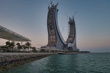 Katara Kuleleri projesi Lusail şehrindeki Lusail marinasında, Katar gündüz görüşü. İnşaat endüstrisi kavramı.