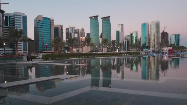 Doha Catar Rascacielos Bahía Oeste Por Tarde Acercándose Tiro Tomado — Vídeo de stock