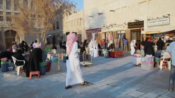 ドーハのSouq Waqif カタールの日光が伝統的な古いバザー 訪問者 地元の人々が歩いているのを示すショットでズーム — ストック動画