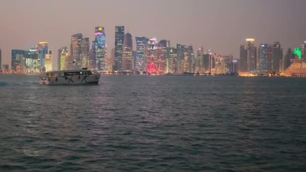 Doha Skyline Natten Zooma Skott Visar West Bay Upplysta Skyskrapor — Stockvideo