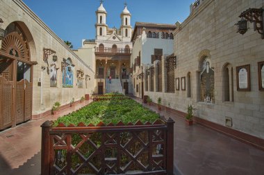  Eski Kahire 'deki İdam Kilisesi (Aziz Meryem' in Coptic Ortodoks Kilisesi) dış görünüşü, ziyaretçilerle birlikte kilisenin eşsiz mimarisini göstermektedir.
