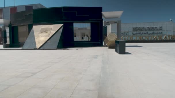 カイロの国立エジプト文明博物館 Nmec エジプトの外観日中にズームとパンニングは 訪問者が歩いて博物館へのメインの入り口を示す — ストック動画