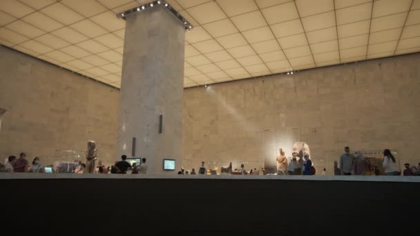Egyiptomi Civilizáció Nemzeti Múzeuma Nmec Kairóban Egyiptomban Nagytermet Mutatja Látogatókkal — Stock videók