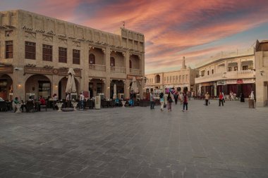 Souk Waqif, Doha Katar ana caddesinde gün ışığında yürüyen insanlarla birlikte.