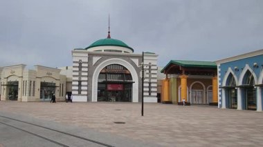 Kahire, Mısır - 25 Aralık 2024: Mısır ve MENA 'nın en büyük açık hava alışveriş merkezlerinden biri olan Yeni Kahire' deki Madinaty AVM. Alışveriş ve eğlence sunucuları, yemek ve sinema.