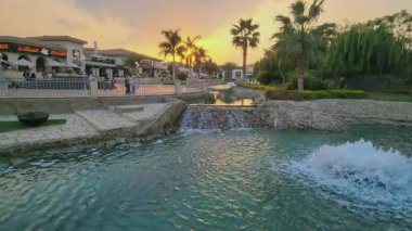 Kahire, Mısır - 25 Aralık 2024 İkinci Yeni Kahire 'deki South Park Madinaty' de lezzetli restoranlar, yemek seçenekleri, güzel orman gölleri ve temalı bir park..