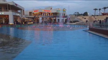 Kahire, Mısır - 28 Aralık 2024: Kahire festivali alışveriş merkezi yemek salonu fıskiyeleri, restoranlar, kahve dükkanları, arka planda insanlar ve bulutlar