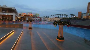 Kahire, Mısır - 28 Aralık 2024: Kahire festivali alışveriş merkezi yemek salonu fıskiyeleri, restoranlar, kahve dükkanları, arka planda insanlar ve bulutlar