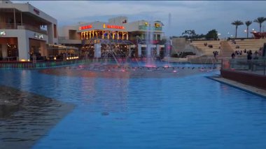 Kahire, Mısır - 28 Aralık 2024: Kahire festivali alışveriş merkezi yemek salonu fıskiyeleri, restoranlar, kahve dükkanları, arka planda insanlar ve bulutlar