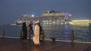 Doha, Katar - 16 Kasım 2025: Eski Doha Limanı (Mina İlçesi) yolcu gemisinde (MSC Euribia) gece görüntüsü .
