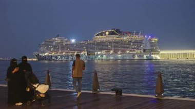 Doha, Katar - 16 Kasım 2025: Eski Doha Limanı (Mina İlçesi) yolcu gemisinde (MSC Euribia) gece görüntüsü .
