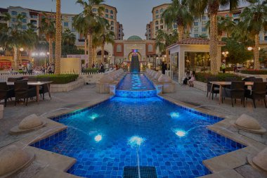 Doha, Katar-Kasım 2025: İnci Doha 'daki Medine Merkez Meydanı, Katar Klasik Araba Yarışması sırasında çekilen Katar günbatımı ve güzel çeşmeli sergi