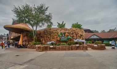 Orlando, Florida, ABD-9 Aralık 2025: Disney Springs, Orlando yakınlarındaki Lake Buena Vista 'da Walt Disney World Resort' ta bulunan bir açık hava alışveriş, yemek ve eğlence tesisidir. Öğleden sonra çekimleri Yağmur Ormanları Kafesini gösteriyor.