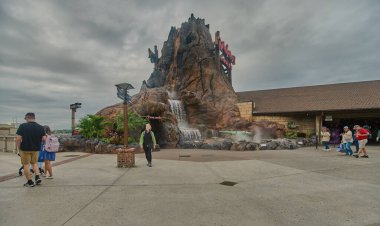 Orlando, Florida, ABD-9 Aralık 2025: Disney Springs, Orlando yakınlarındaki Lake Buena Vista 'da Walt Disney World Resort' ta bulunan bir açık hava alışveriş, yemek ve eğlence tesisidir. Öğleden sonra çekimleri Yağmur Ormanları Kafesini gösteriyor.